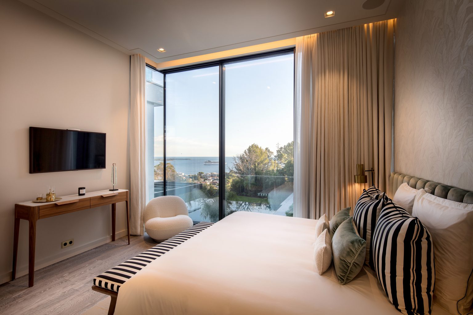 1_chambre king bed luxe villa design
