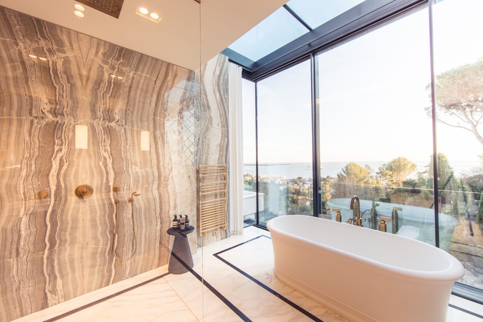 2_villa cannes luxe master bedroom baignoire